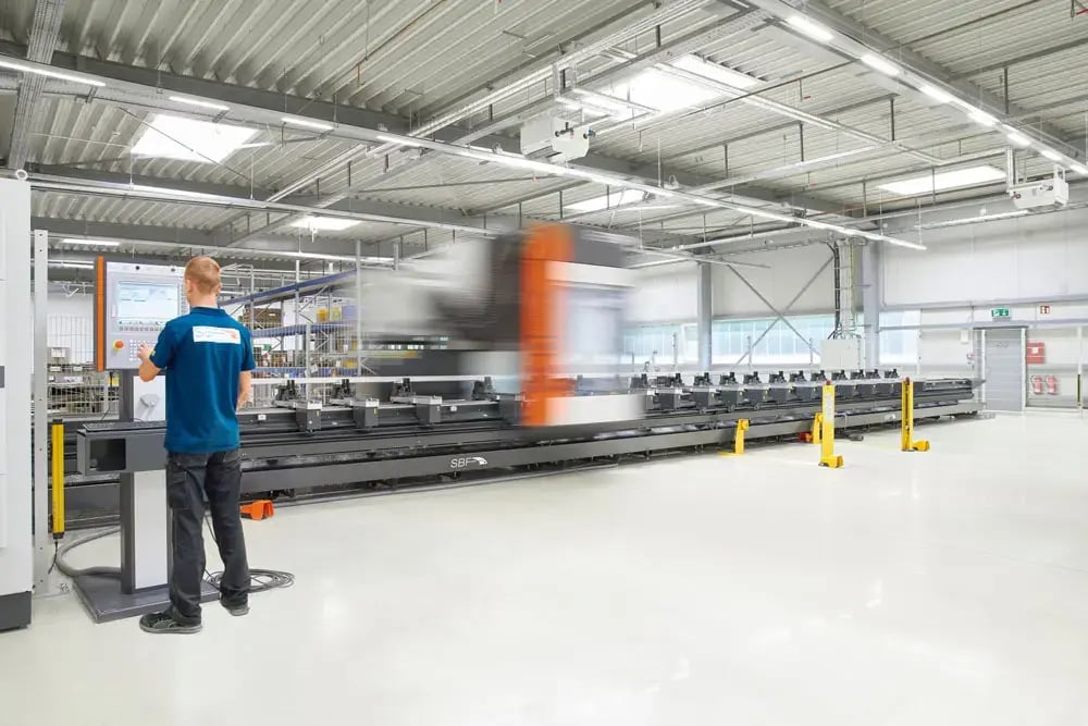 Mitarbeiter der SBF-Gruppe an einer automatisierten Fertigungsanlage