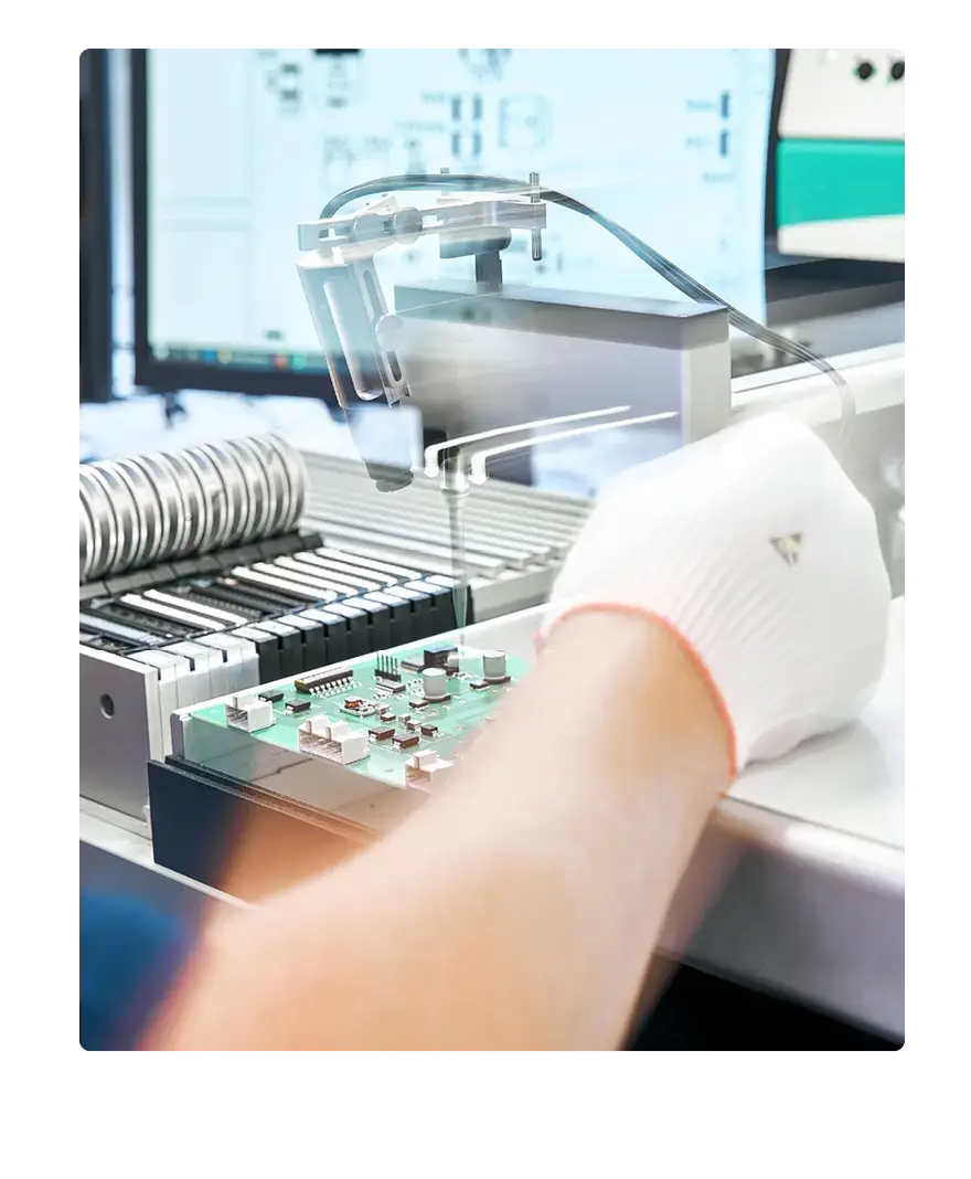 Montage einer elektronischen Baugruppe in der Fertigung Montage einer elektronischen Baugruppe in der Fertigung